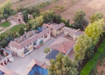 «Άγριες Μέλισσες»: Πάνω από το χωριό Διαφάνι – Το σκηνικό που σε ταξιδεύει στον χρόνο (video)