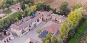 Alldaynews.gr «Άγριες Μέλισσες»: Πάνω από το χωριό Διαφάνι – Το σκηνικό που σε ταξιδεύει στον χρόνο (video)