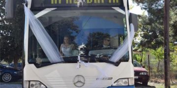 Alldaynews.gr Παντρεύτηκαν οδηγοί λεωφορείου, η νύφη έφτασε στην εκκλησία με το ΚΤΕΛ! (Video)