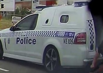 H στιγμή που κρατούμενος το σκάει από όχημα της αστυνομίας, επειδή ξέχασαν να κλειδώσουν την πόρτα (vid)