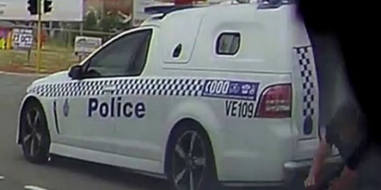 Alldaynews.gr H στιγμή που κρατούμενος το σκάει από όχημα της αστυνομίας, επειδή ξέχασαν να κλειδώσουν την πόρτα (vid)