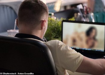 Συναγερμός: Χάκερ τραβούν βίντεο όσο οι χρήστες βλέπουν πορνό και τους εκβιάζουν