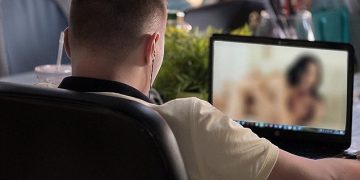 Συναγερμός: Χάκερ τραβούν βίντεο όσο οι χρήστες βλέπουν πορνό και τους εκβιάζουν