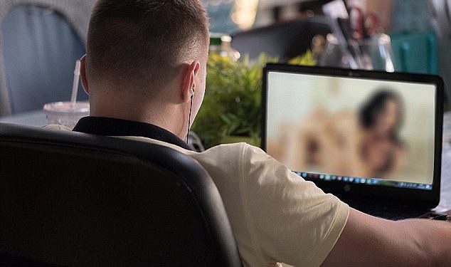 Συναγερμός: Χάκερ τραβούν βίντεο όσο οι χρήστες βλέπουν πορνό και τους εκβιάζουν