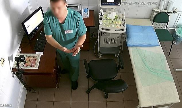 Γυναικολόγος είχε βάλει κρυφή κάμερα στην κλινική και «ανέβαζε» τις ασθενείς του σε σάιτ με π0ρνό (pics)