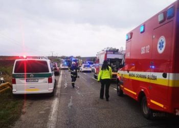 Λεωφορείο συγκρούστηκε με φορτηγό – Τουλάχιστον 12 νεκροί, πολλοί τραυματίες