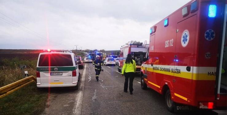 Λεωφορείο συγκρούστηκε με φορτηγό – Τουλάχιστον 12 νεκροί, πολλοί τραυματίες