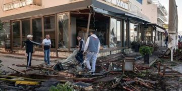 Alldaynews.gr Λουτράκι: Αυτοκίνητο πήρε «σβάρνα» τρία μαγαζιά και μία κολόνα (pics, video)