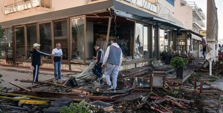 Alldaynews.gr Λουτράκι: Αυτοκίνητο πήρε «σβάρνα» τρία μαγαζιά και μία κολόνα (pics, video)