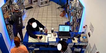 Alldaynews.gr Δείτε καρέ-καρέ την κλοπή από κατάστημα στη δυτική Θεσσαλονίκη (video)