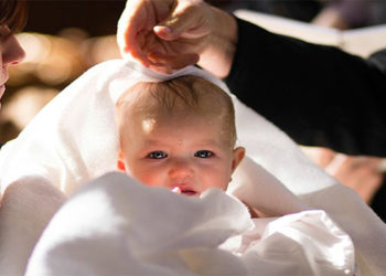 Νονά έκανε αγωγή και ζητάει πίσω τον σταυρό της βαφτιστήρας της!