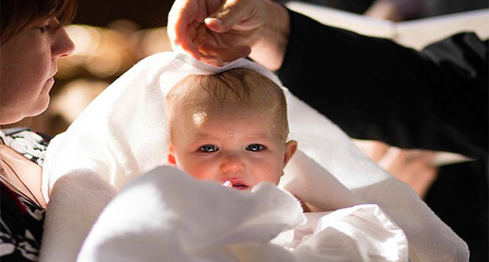 Alldaynews.gr Νονά έκανε αγωγή και ζητάει πίσω τον σταυρό της βαφτιστήρας της!