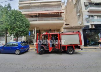 Δύο νεαροί έσωσαν ηλικιωμένο ζευγάρι όταν πήρε φωτιά το σπίτι τους (pics, video)