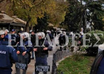 Εκρηκτική ατμόσφαιρα στο κέντρο των Σερρών – Διαμαρτυρία κατοίκων, πορεία μεταναστών και στη μέση τα ΜΑΤ