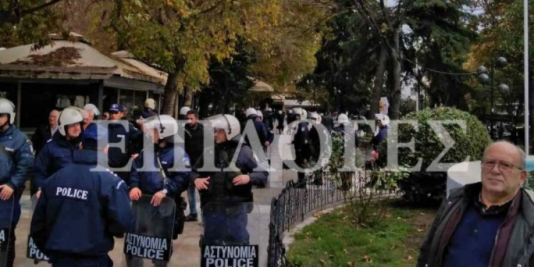 Alldaynews.gr Εκρηκτική ατμόσφαιρα στο κέντρο των Σερρών – Διαμαρτυρία κατοίκων, πορεία μεταναστών και στη μέση τα ΜΑΤ