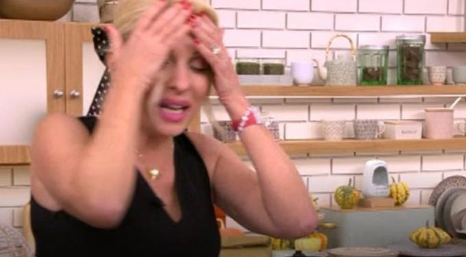 Η Ελένη Μενεγάκη έκανε επικό σαρδάμ: Αντί για ψωμί είπε «ψ…» on air (vid)