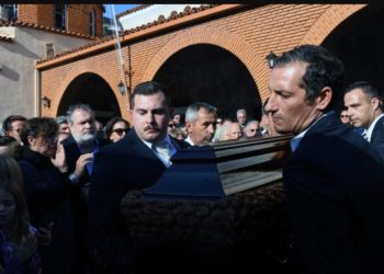 Το τελευταίο χειροκρότημα στον Γιάννη Σπανό – Πλήθος καλλιτεχνών στην κηδεία του[photos][video]