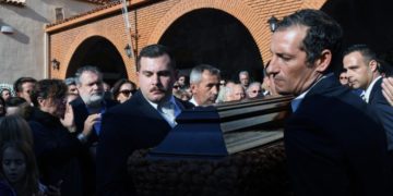 Το τελευταίο χειροκρότημα στον Γιάννη Σπανό – Πλήθος καλλιτεχνών στην κηδεία του[photos][video]