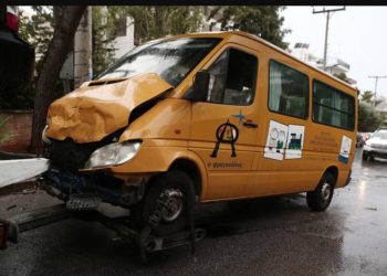 Τροχαίο με σχολικό στη Βούλα – Στο νοσοκομείο εννέα παιδιά
