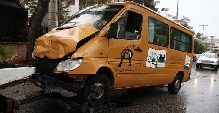 Alldaynews.gr Τροχαίο με σχολικό στη Βούλα – Στο νοσοκομείο εννέα παιδιά