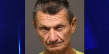 Ανάγκαζε την σύζυγό του να κάνει σεξ με τον 11χρονο γιο της για να τους βλέπει[video]