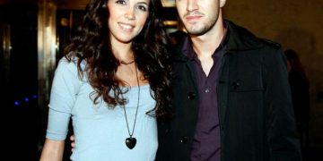 Πέταξε τα ρούχα της και φωτογραφήθηκε η πρώην του Τσιμιτσέλη[photo]