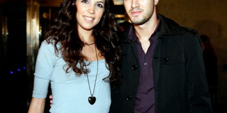 Πέταξε τα ρούχα της και φωτογραφήθηκε η πρώην του Τσιμιτσέλη[photo]