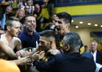 Συγκλονίζει η μητέρα του οπαδού της ΑΕΚ: “Το κεφάλι του ήταν κιμάς! Κάποιος προσπάθησε να του κάνει κακό”[video]