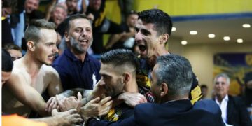 Συγκλονίζει η μητέρα του οπαδού της ΑΕΚ: “Το κεφάλι του ήταν κιμάς! Κάποιος προσπάθησε να του κάνει κακό”[video]