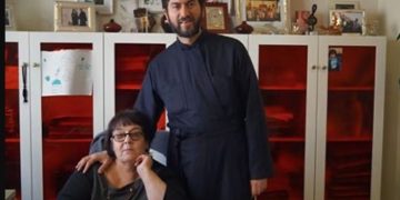 Alldaynews.gr Θρήνος στην Κιβωτό του Κόσμου – Ο πατέρας Αντώνιος αποχαιρετά τον άνθρωπό του