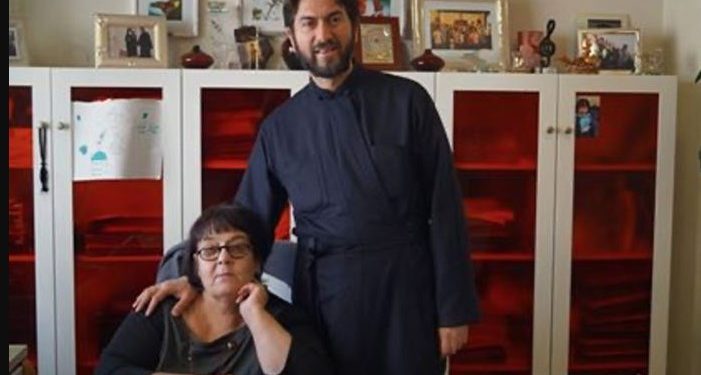 Alldaynews.gr Θρήνος στην Κιβωτό του Κόσμου – Ο πατέρας Αντώνιος αποχαιρετά τον άνθρωπό του