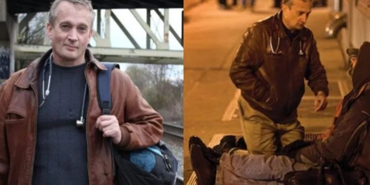 Γιατρός βγαίνει στους δρόμους κάθε βράδυ εδώ και 22 χρόνια για να παρέχει ιατρική περίθαλψη στους άστεγους