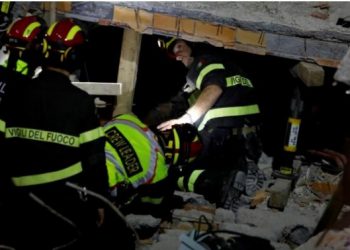 Γιατί δεν πήρε κι εμένα ο Θεός; Θρήνος στην Αλβανία πάνω από τα χαλάσματα[Τραγικές Εικόνες]