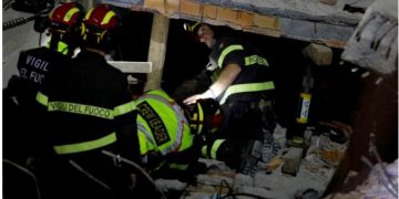 Γιατί δεν πήρε κι εμένα ο Θεός; Θρήνος στην Αλβανία πάνω από τα χαλάσματα[Τραγικές Εικόνες]