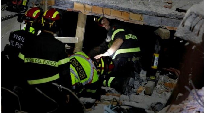 Γιατί δεν πήρε κι εμένα ο Θεός; Θρήνος στην Αλβανία πάνω από τα χαλάσματα[Τραγικές Εικόνες]