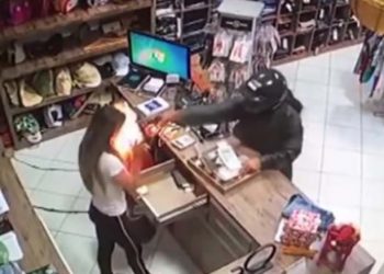 Δολοφονία εν ψυχρώ: Πυροβόλησε νεαρή υπάλληλο στο κεφάλι[Σκληρές Εικόνες]