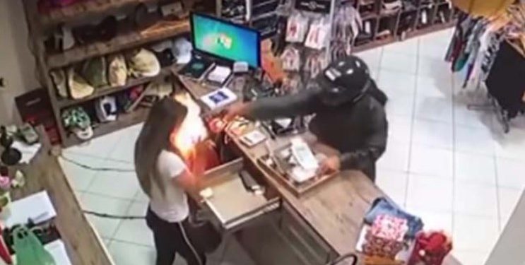 Δολοφονία εν ψυχρώ: Πυροβόλησε νεαρή υπάλληλο στο κεφάλι[Σκληρές Εικόνες]