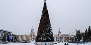 Alldaynews.gr Ρωσία: Το πανάκριβο χριστουγεννιάτικο δέντρο που σκανδαλίζει