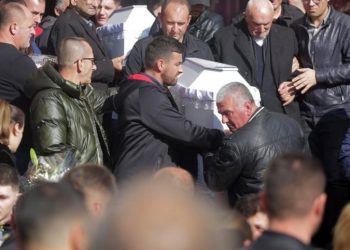 Αλβανία: Θρήνος στην κηδεία της 8μελούς οικογένειας – Στους 51 οι νεκροί[photos]