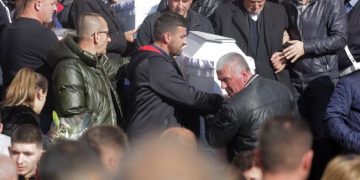 Αλβανία: Θρήνος στην κηδεία της 8μελούς οικογένειας – Στους 51 οι νεκροί[photos]