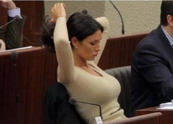 Τρελαίνει κόσμο: Ελληνίδα πολιτικός είναι ανάμεσα στις 10 πιο καυτές παγκοσμίως[video]