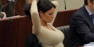 Τρελαίνει κόσμο: Ελληνίδα πολιτικός είναι ανάμεσα στις 10 πιο καυτές παγκοσμίως[video]