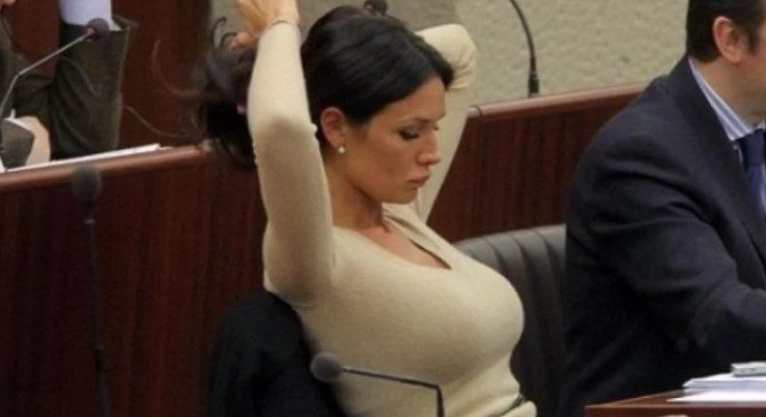 Τρελαίνει κόσμο: Ελληνίδα πολιτικός είναι ανάμεσα στις 10 πιο καυτές παγκοσμίως[video]