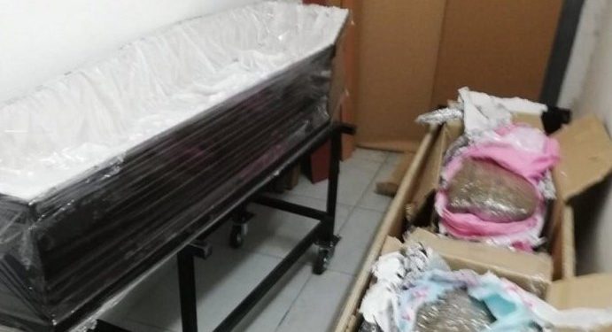 Alldaynews.gr Πειραιάς: Άνοιξαν αυτό το φέρετρο στο γραφείο τελετών και η 37χρονη έμεινε στήλη άλατος