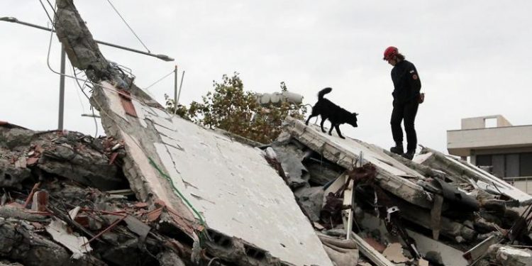 Alldaynews.gr Ανείπωτη θλίψη στην Αλβανία: Ανέσυραν νεκρούς μάνα με δίχρονα δίδυμα και 7χρονο γιο από τα συντρίμμια (pics, vid)