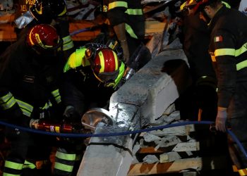 Θρήνος χωρίς τέλος στην Αλβανία, 40 οι νεκροί – Ξεκληρίστηκαν οικογένειες, ανασύρθηκαν νεκροί ζευγάρι και το δίχρονο κοριτσάκι τους