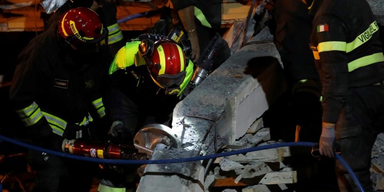 Θρήνος χωρίς τέλος στην Αλβανία, 40 οι νεκροί – Ξεκληρίστηκαν οικογένειες, ανασύρθηκαν νεκροί ζευγάρι και το δίχρονο κοριτσάκι τους