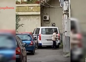 Βίντεο ντοκουμέντο: Αστυνομικός διοικητής Τιράνων κλέβει την ανθρωπιστική βοήθεια για τους σεισμόπληκτους