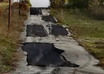 Κοζάνη: Ασφαλτόστρωση ανέκδοτο – Το συνεργείο άφησε τους δύο δρόμους σε αυτή την κατάσταση (pics)