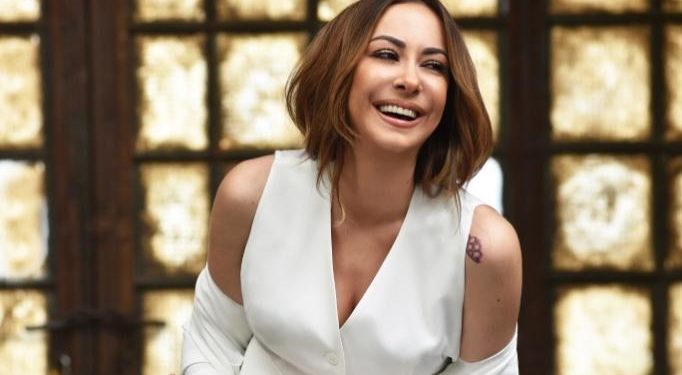 Alldaynews.gr Απίστευτη απάντηση Ασλανίδου σε Ζαχαράτο για το… υαλουρονικό